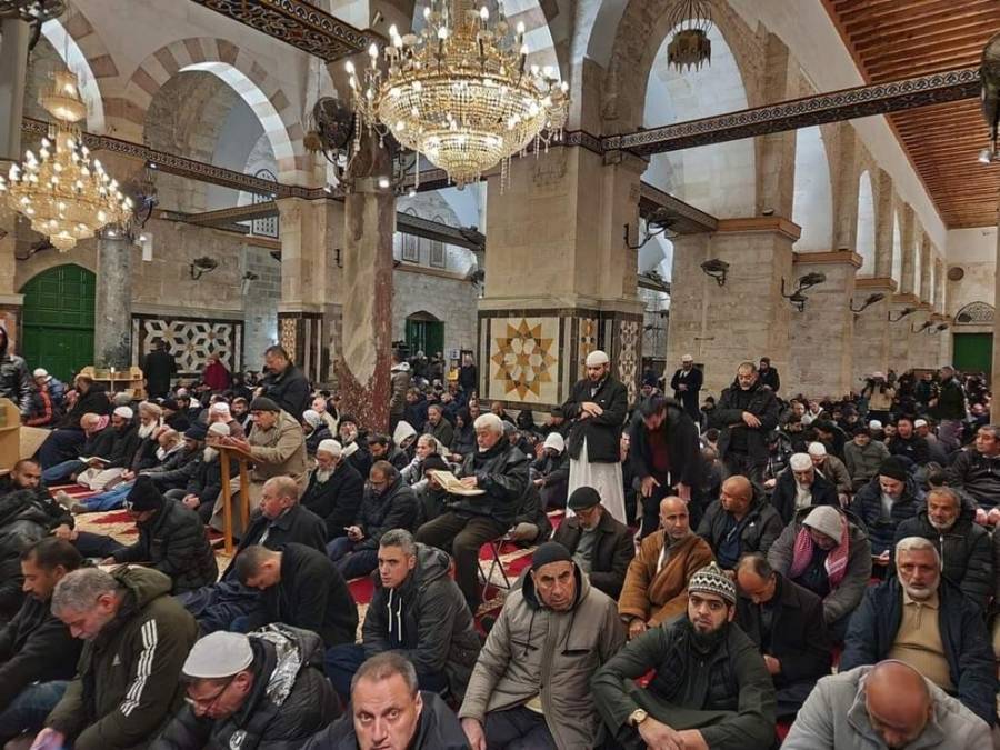 الآلاف يؤدون صلاة الفجر في رحاب الأقصى