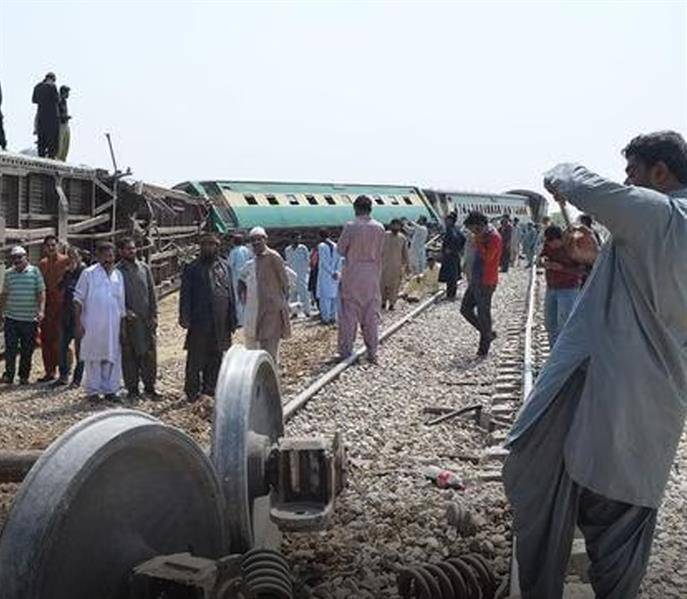 قـنـبلة تخرج قطار ركاب عن مساره في باكستان