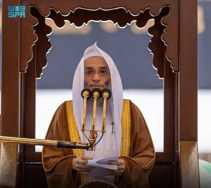 خطيب الحرم المكي: مِن أَوْلى الأَوَّلِيَّات للأسرة المسلمة حمايةَ الناشئة من الأفكار الإلحادية