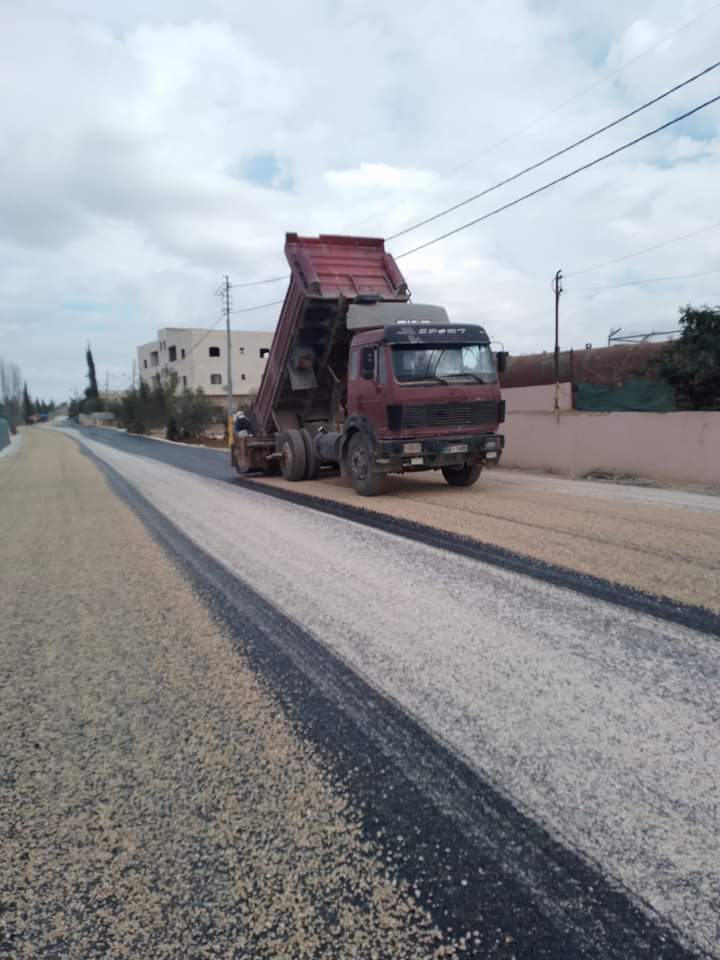مادبا.. إعادة تأهيل شارع بئر العريش وفتحة أمام حركة المركبات