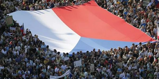 مظاهرة في العاصمة التشيكية رفضاً لإرسال الأسلحة إلى أوكرانيا