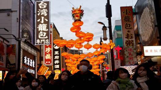 رئيس وزراء اليابان يبقي الأسواق في حالة ترقب بشأن محافظ البنك المركزي الجديد