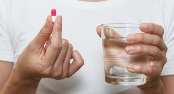 الغذاء والدواء : تشكيل لجنة لدراسة ضبط صرف المضادات الحيوية من قبل الصيادلة بعد تصنيفها