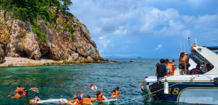 بعد رفع قيود كورونا.. سياح صينيون يتدفقون على شواطئ تايلاند