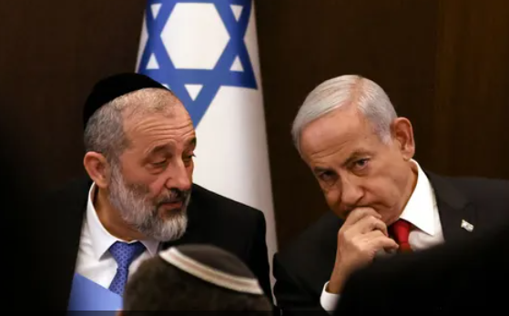 بعد ليلة الاحتجاجات.. نتنياهو يواجه أزمتين في حكومته