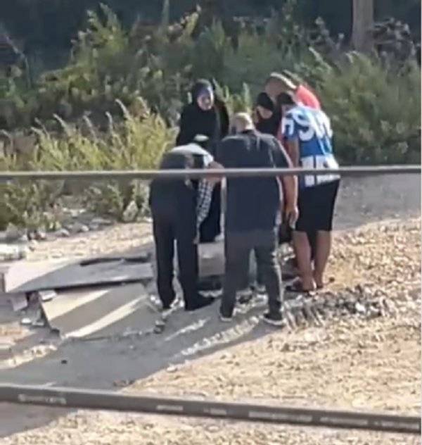 رغم المناشدات باغلاقها .. سقوط طفل بحفرة في الجبيهة