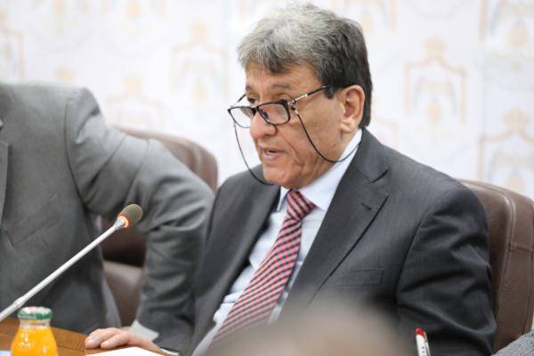 عزايزة يلتقي رؤساء أقسام وضباط ارتباط الشؤون البرلمانية في الوزارات..صور