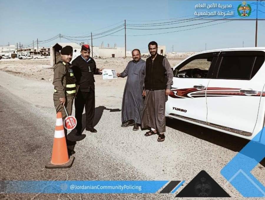 شرطة البادية توزع بروشورات وملصقـات تعريفيـة بجائـزة الحسيـن بـن عبداللـة الثانـي
