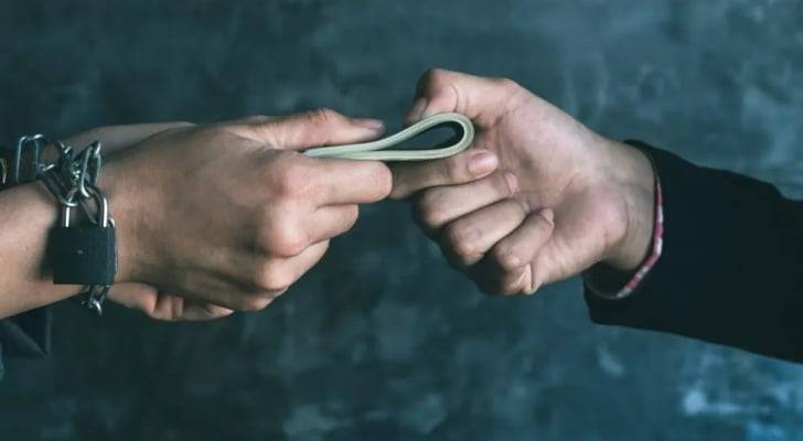 إدانة 3 شقيقات وشقيقهنّ بـالتبلّي والابتزاز في الأردن