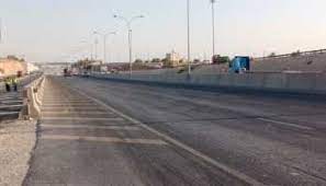 تدهور مركبة شحن يغلق جزءاً من طريق العدسية.. ولا إصابات