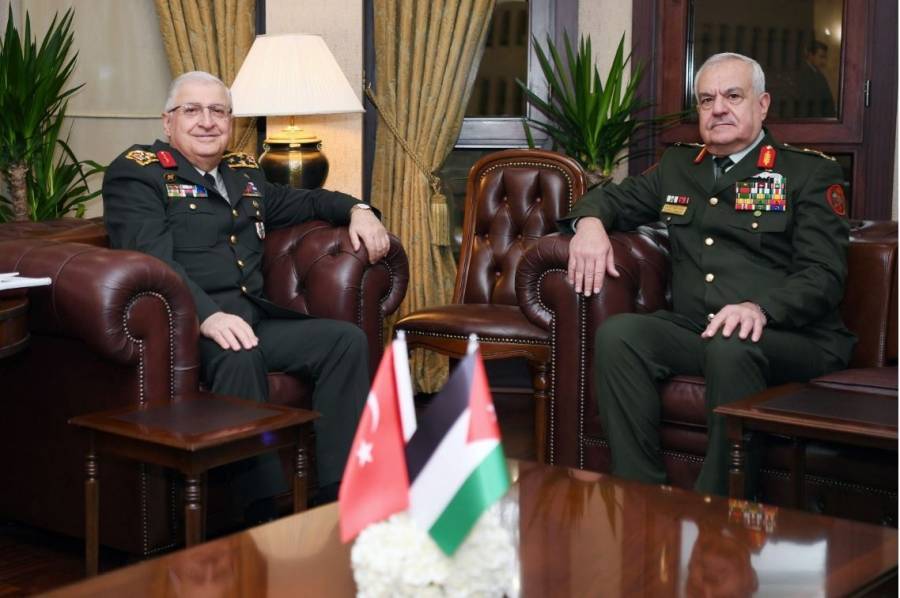 رئيس هيئة الأركان يلتقي نظيره التركي في أنقرة