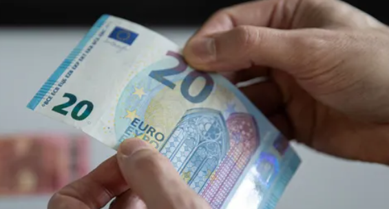 الدولار يتراجع واليورو يقترب من أعلى مستوى في 9 أشهر