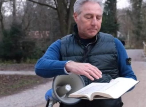 تحت حماية الشرطة.. متطرف هولندي يمزق صفحات من القرآن