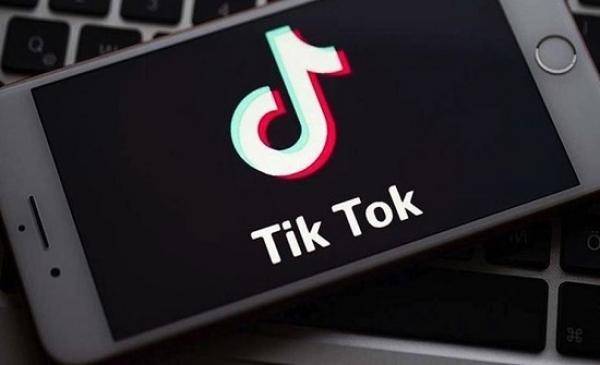 سيناتور أمريكي يعتزم تقديم مشروع قانون لحظر تيك توك