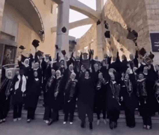 طالبات أردنيات يتخرجن على طريقة ميسي  فيديو