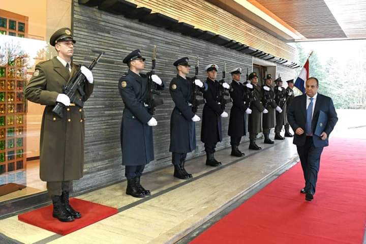 السفير المصري لدى كرواتيا يسلم أوراق اعتماده للرئيس الكرواتي_صور