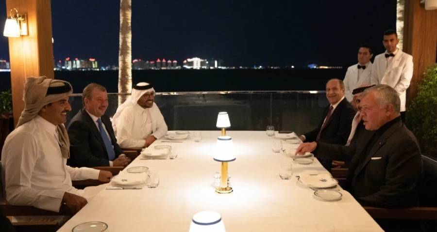 أمير قطر يولم تكريمًا للملك في الدوحة