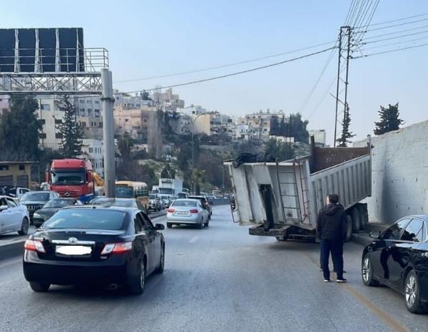 تدهور قلاب واصطدامه بمركبة على نزول صافوط
