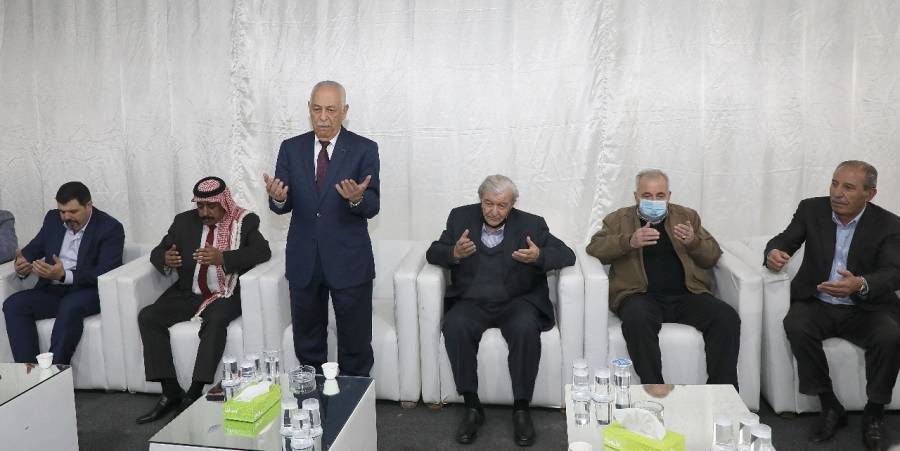 مندوبا عن الملك. رئيس الديوان الملكي يقدم واجب العزاء إلى الكباريتي وحينا