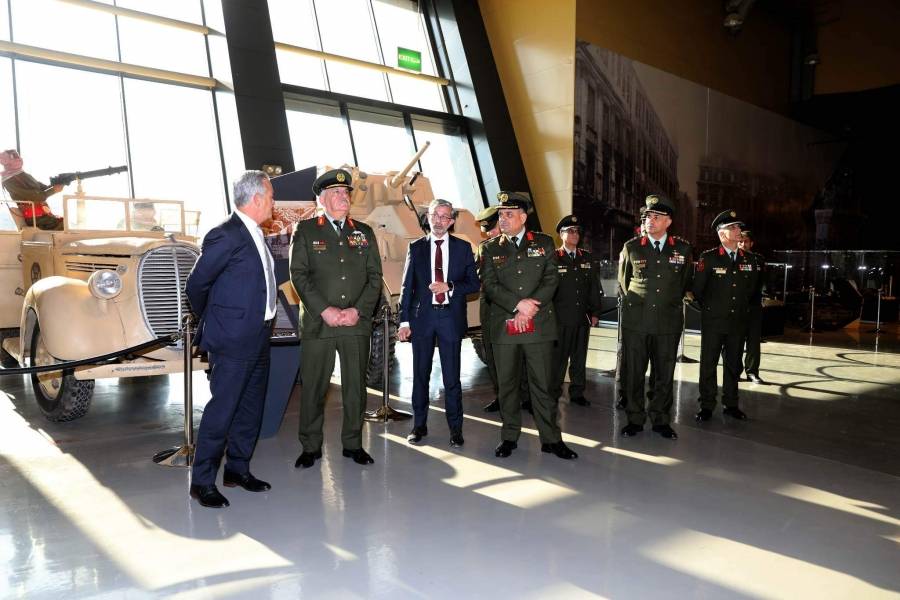رئيس هيئة الأركان المشتركة يزور متحف الدبابات الملكي..صور