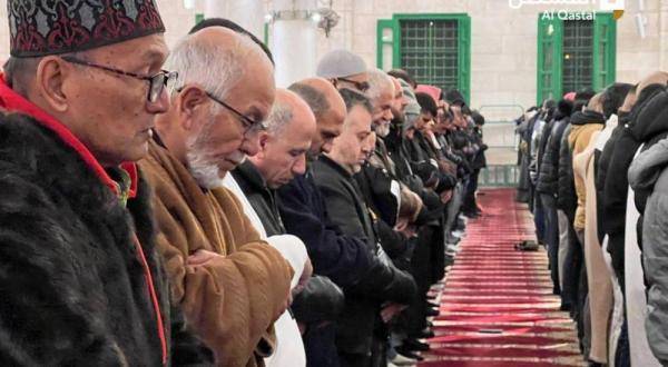 الآلاف يؤدون صلاة الفجر في الأقصى