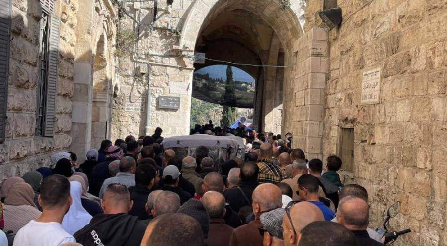 70 ألفا يؤدون صلاة ظهر الجمعة بالمسجد الأقصى... صور 