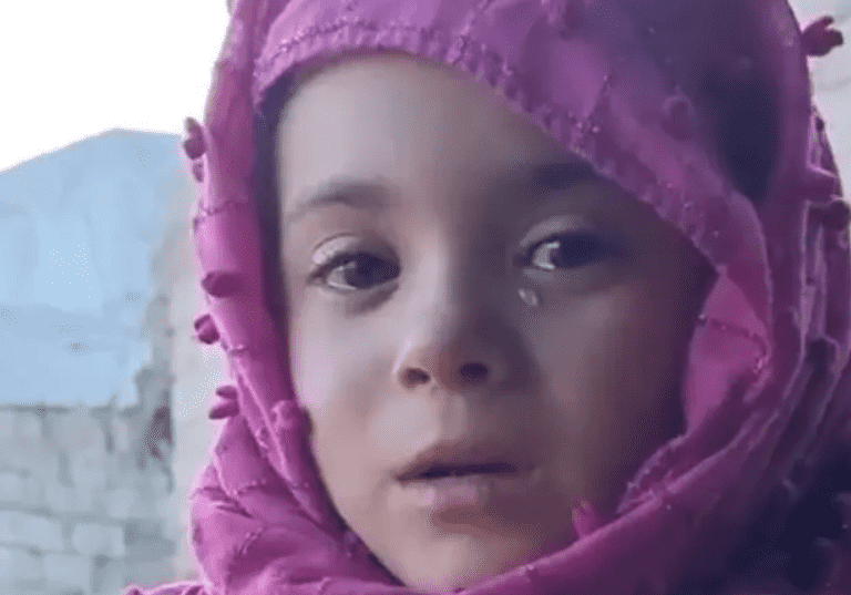 طفلة سورية تدمي القلب: ماتت أختي من البرد