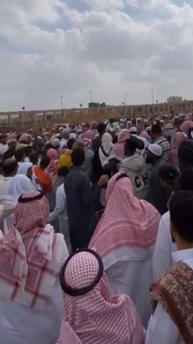 تشييع جثمان الداعية السعودي  عبدالله بن عمر بانعمة في المدينة المنورة...صور