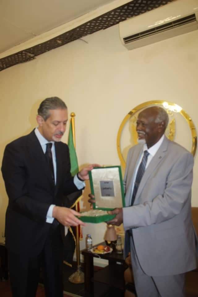 سفير مصر لدى السودان يلاقي مع وزير الحكم الاتحادي السوداني