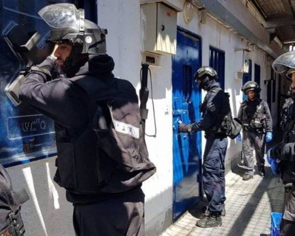 قوات الاحتلال تقتحم سجن مجدو وتعزل 40 أسيرا