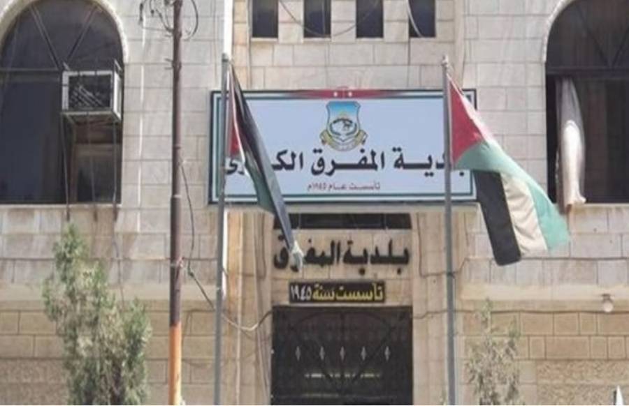 بلدية المفرق تباشر بتركيب عبارات لتصريف المياه