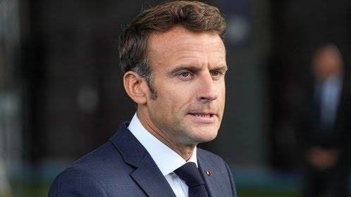 ماكرون يؤكد على مواصلة الحديث مع روسيا