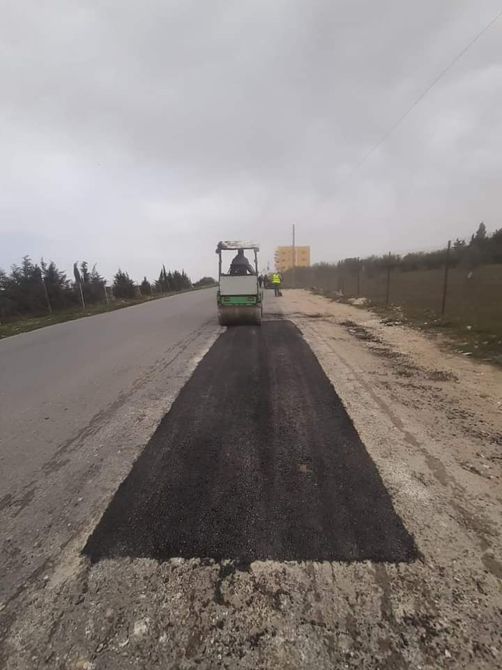 بلدية مادبا الكبرى تنفذ أعمال صيانة للعديد من الطرق الرئيسة والفرعية.