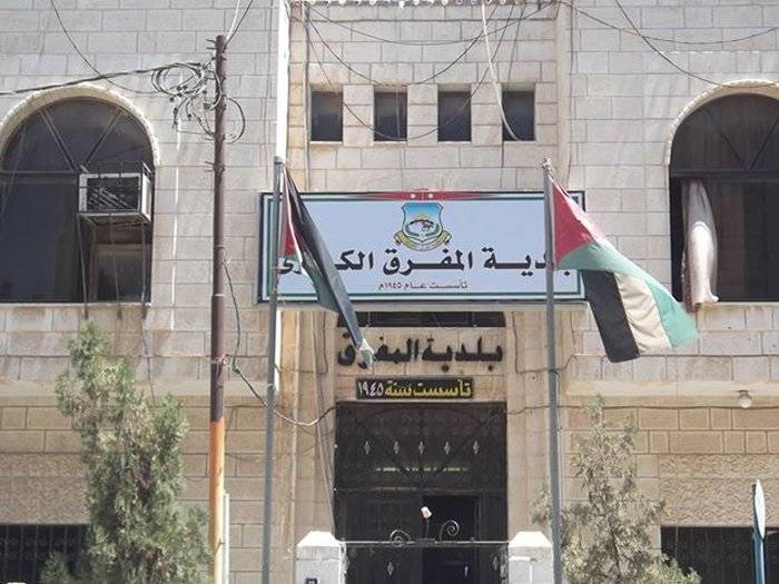 تنفيذ مشروع لرفع مناهل الشوارع في المفرق