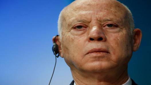 الرئيس التونسي يقيل وزيرين