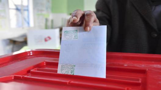 الرئيس التونسي يبرر تدني الإقبال في الانتخابات بعدم ثقة التونسيين في البرلمان