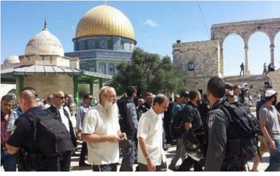 مستوطنون متطرفون يقتحمون الاقـصى