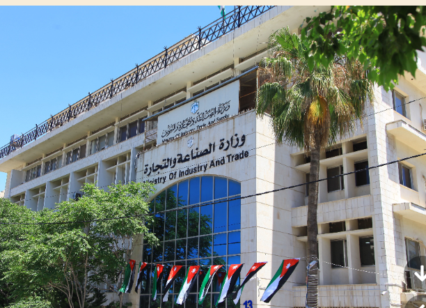 الصناعة والتجارة تتخذ الإجراءات اللازمة لعمل المخابز والرقابة على الأسواق خلال المنخفض