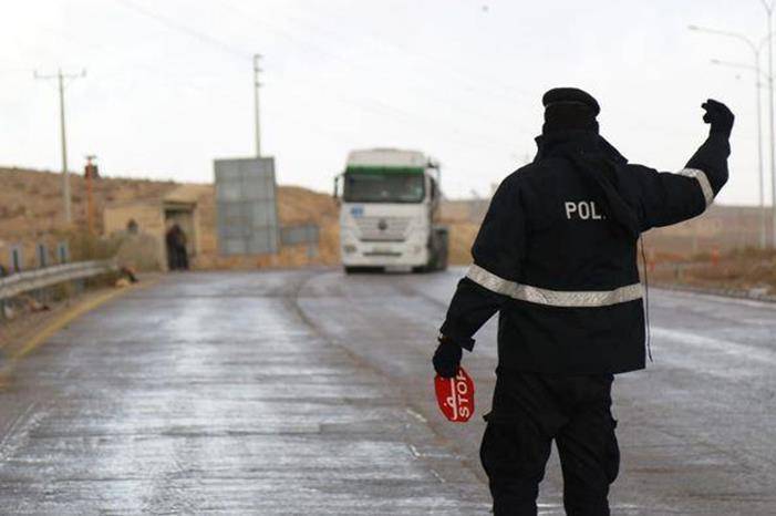 إغلاق مؤقت للطريق الصحراوي بعد تصادم 5 مركبات شحن