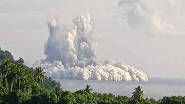 بركان يثور تحت الماء في حزام النار.. وتحذير من تسونامي