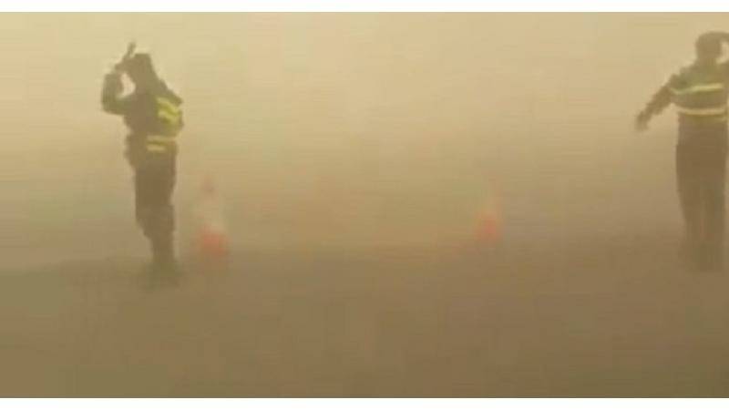 تصادم 5 مركبات على الطريق الصحراوي بسبب الغبار