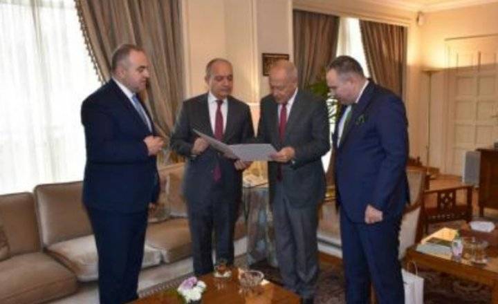 العضايلة يسلم أبو الغيط هديةً من الجامعة الأردنية