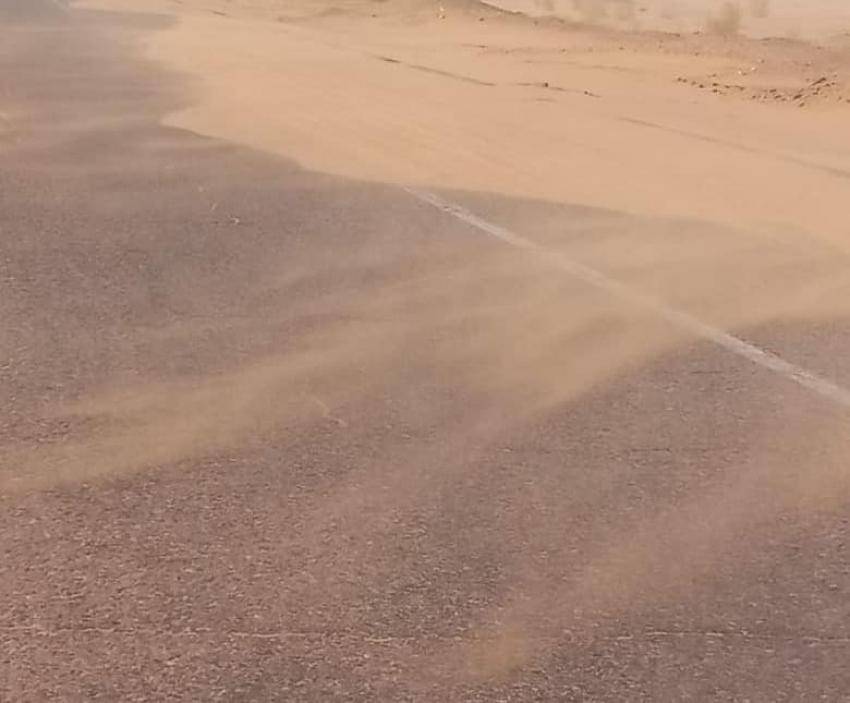 الدوريات الخارجية تحذر من تشكل الكثبان الرملية على طريق وادي عربةالعقبة