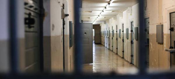 تعديل أمر الدفاع يهدد بدخول 32 ألف شخص للسجون