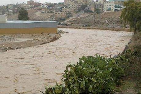انقاذ أشخاص حاصرتهم الأمطار داخل مركباتهم بالقرب من سيل الزرقاء