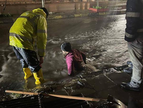 ماذا وجدت فرق طوارئ بلدية إربد داخل مناهل التصريف المغلقة؟