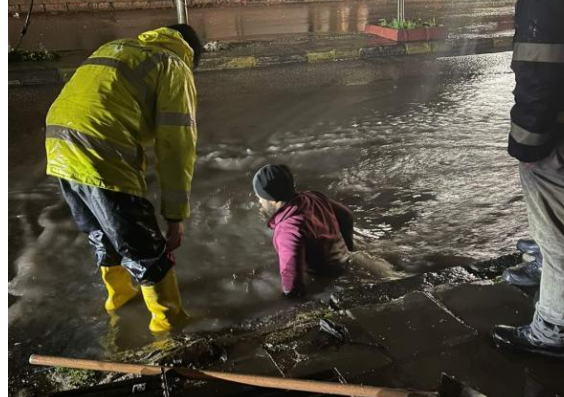 بالصور .. هذا ما وجدته بلدية اربد في مناهل مغلقة