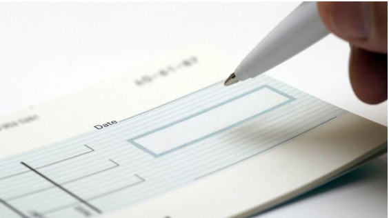 بنك اماراتي يقاضي عميلا بسبب توقيع