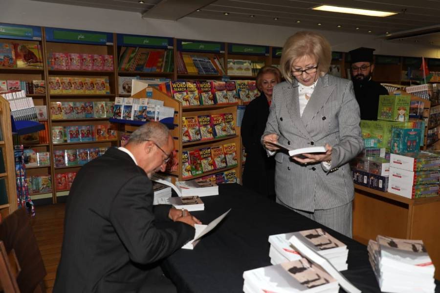 افتتاح جناح إصدارات وزارة الثقافة ومعرض الوثائق في المكتبة العائمة