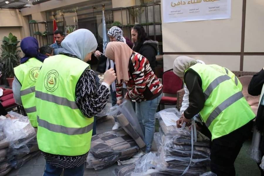 الشعب الجمهوري ينفذ مبادرتي شتاء دافئ ومع الناس بإقامة معارض سلع غذائية ولحوم وتوزيع بطاطين بالجيزة